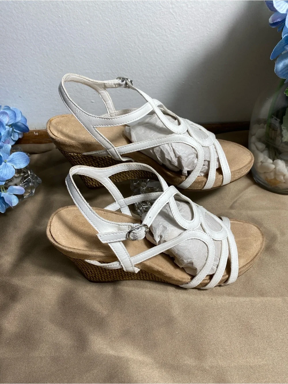 Kelly & Katie white strappy wedge sandals Size 7.5
